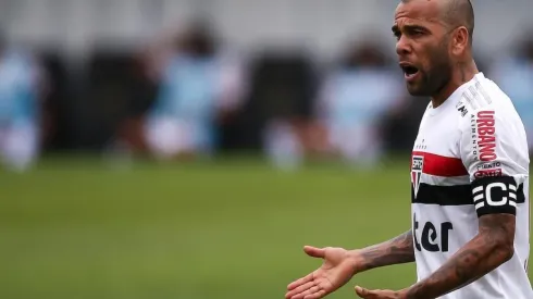 Daniel Alves recebeu terceiro amarelo contra o Palmeiras