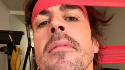 Fernando Alonso faz exercícios de pescoço depois de acidente de bicicleta