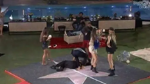 Pocah caiu desacordada na pista de dança