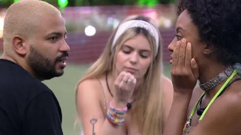 Projota, Viih Tube e Lumena conversam na área externa da casa