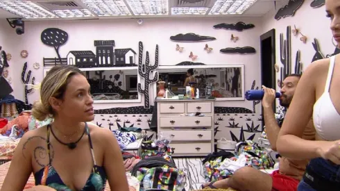 Sarah conversa com Juliette e Gilberto no Quarto Cordel