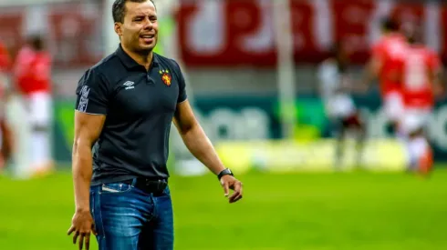 Jair Ventura pediu a permanência do volante. Foto: Silvio Avila/Getty Images