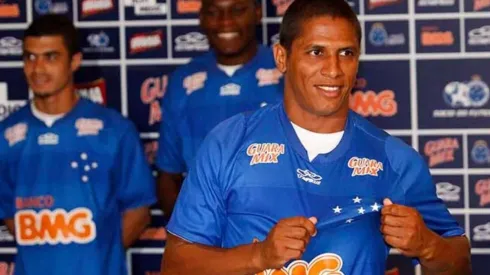 Cruzeiro é intimado a pagar R$175 mil em ação movida por Uelliton, ex-volante