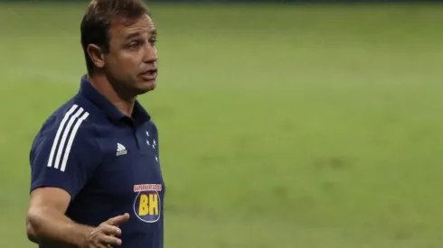 Treinador será obrigado a mexer na zaga - Foto: Fernando Moreno/AGIF.