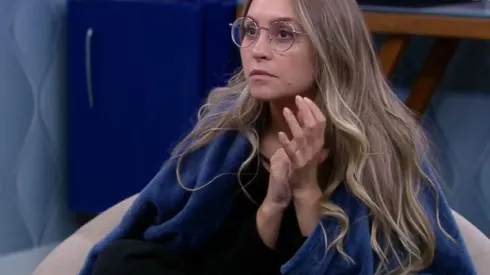 Carla Diaz ouve conversas de brothers no Quarto Secreto