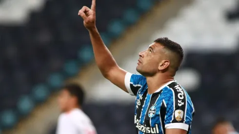 Diego Souza foi o cara do jogo: ele marcou três gols (Foto: Getty Images)
