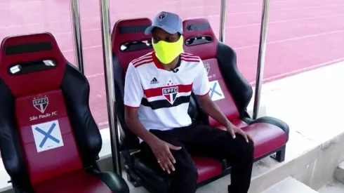 Ex-BBB Lucas Penteado visita o Estádio do Morumbi