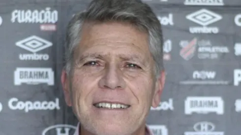 Autuori revela que Jadson renovou com Athletico