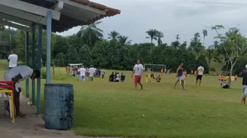 Futebol com aglomeração promovido por Vampeta é interrompido pela polícia