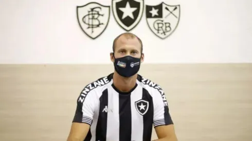 Joel Carli é apresentado oficialmente em retorno ao Botafogo
