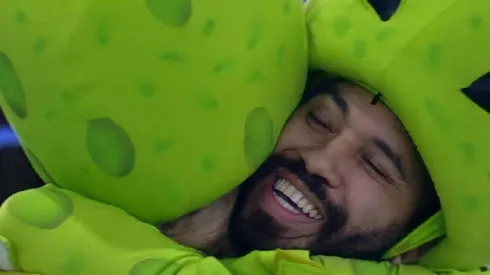 BBB 21: Gilberto atende Big Fone e escolhe Sarah para colocar a pulseira branca