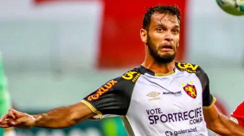 Zagueiro não participou da vitória sobre o Central de Caruaru (Foto: Getty Images)