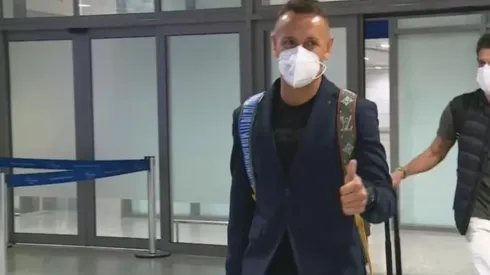 Torcida do Flamengo invade post de anúncio de Rafinha no Grêmio para criticar jogador: