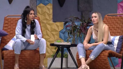 Pocah e Sarah conversaram do lado de fora da casa no BBB 21