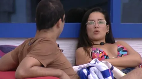 Participantes conversaram na área externa da casa (Foto: Reprodução/Globoplay)