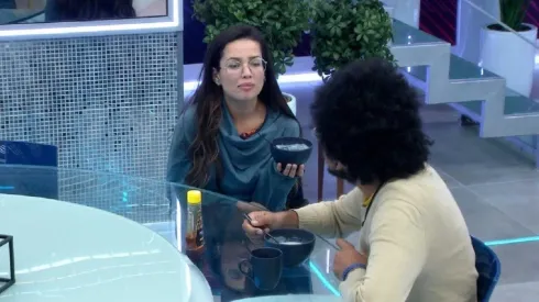 Juliette e João Luiz conversam na cozinha