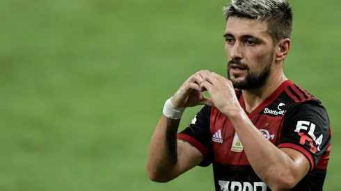 Craque do Flamengo defendeu seu companheiro de seleção - Foto: Thiago Ribeiro/AGIF;