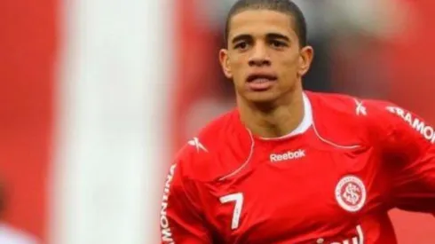 Taison ganha data para chegar a Porto Alegre