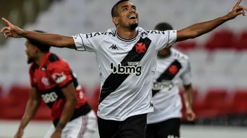 Léo Matos comemora o primeiro gol do Vasco (Foto: Thiago Ribeiro/AGIF)