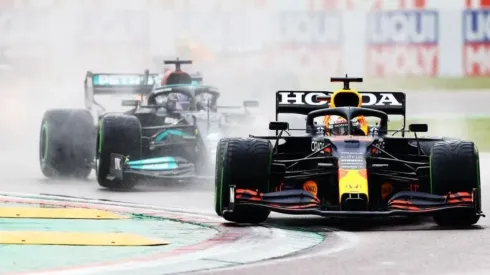 Max Verstappen ultrapassou Lewis Hamilton na largada do GP da Emilia-Romagna. (Foto: Bryn Lennon / Getty Images)