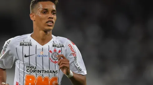 Pedrinho não vive boa fase no Benfica - Foto: Thiago Ribeiro/AGIF.