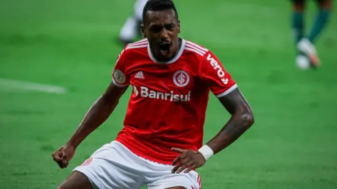 Edenílson deve ocupar o meio-campo colorado diante do Deportivo Táchira (Foto: Fernando Alves/AGIF)