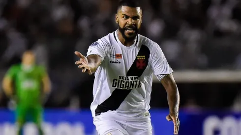 Zagueiro pode causar problema milionário ao Vasco - Foto: Thiago Ribeiro/AGIF.