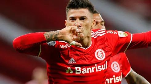 Cuesta comemora o gol que vai dando a vantagem ao Internacional (Foto: Getty Images)
