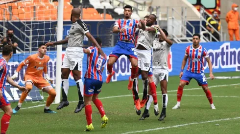 Após título do Bahia da Copa do Nordeste, briga generalizada com socos e pontapés entre os jogadores dos dois times acontece no gramado da Arena Castelão. (Foto:Kely Pereira/AGIF)