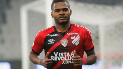 Nikão deve ser titular na partida - Foto: Gabriel Machado/AGIF.