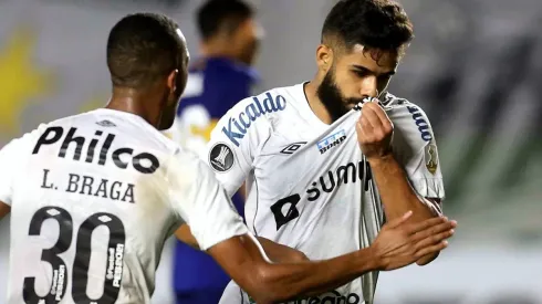 Felipe Jonatan comemora o gol que vai dando a vitória ao Santos (Foto: Getty Images)