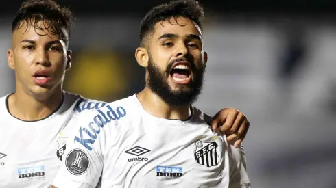 Felipe Jonatan comemora o gol que deu a vitória ao Santos (Foto: Getty Images)