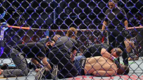 Chris Weidman se lesionou em luta contra Uriah Hall (Foto: Getty Images)