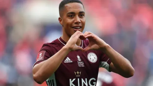 Tielemans comemora o gol que deu a vitória aos Foxes (Foto: Getty Images)
