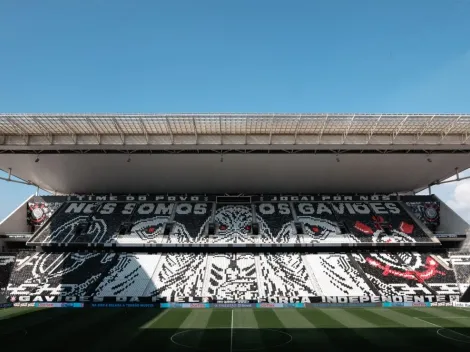Após derrota e eliminação para o Palmeiras, torcedores do Corinthians protestam fora da Arena