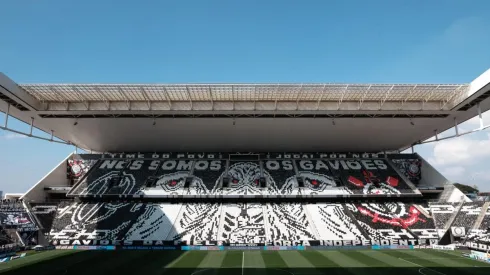 Torcedores protestaram em frente a Neo Química Arena após eliminação do Corinthians para o Palmeiras. (Ettore Chiereguini/AGIF)