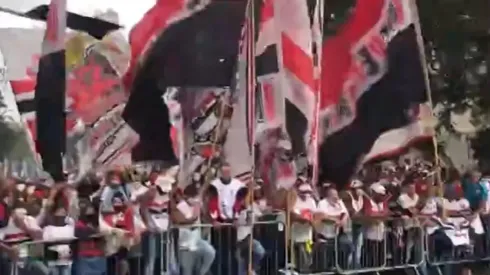 Torcedores do São Paulo estão na porta do Morumbi para acompanhar a final do Paulistão. (Foto: Reprodução)