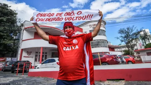 Torcedor do Náutico tira sarro do rubro-negro pelo título pernambucano (Foto: Paulo Paiva/AGIF)