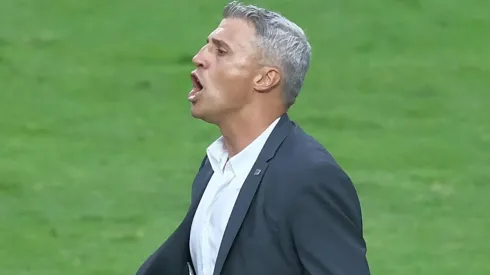 Crespo pediu a permanência do jogador – Foto: Marcello Zambrana/AGIF.