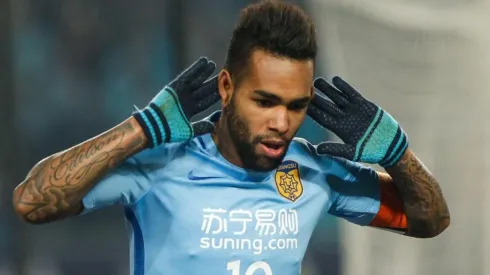 Líderes do elenco pedem Alex Teixeira no Grêmio e empresário do jogador atiça a torcida