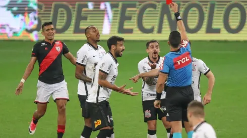 Fagner recebeu cartão vermelho por entrada dura em Zé Roberto (Foto: Marcello Zambrana/AGIF)