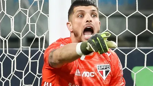 Tiago Volpi estaria despertando interesse do clube mexicano – Foto: Pedro H. Tesch/AGIF.