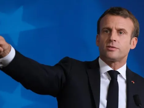 Presidente da França é agredido por um homem com um tapa no rosto durante viagem; assista