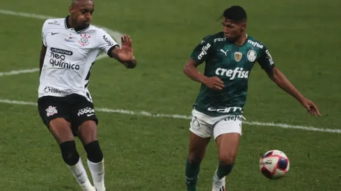 Palmeiras e Corinthians, em campo pelo Campeonato Paulista (Foto: Ettore Chiereguini/AGIF)