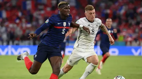 Assim como CR7, Pogba também tira garrafa da mesa durante entrevista coletiva