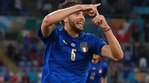 Locatelli comemora o gol que vai dando a vitória à Itália (Foto: Getty Images)