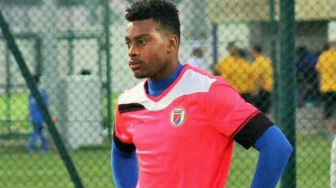 Goleiro do Haiti falha e faz gol contra bizarro em jogo contra o Canadá