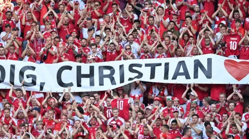 Aos 10 minutos, jogadores e torcida fazem homenagem a Eriksen na partida entre Dinamarca x Bélgica. (Foto: Getty Images)