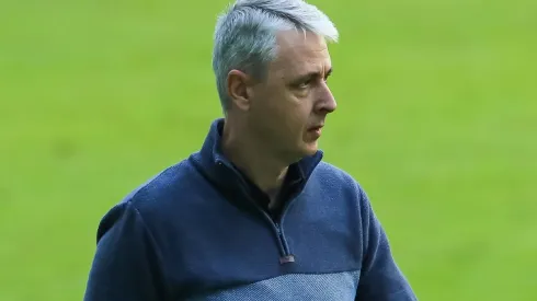 Tiago Nunes está pressionado após os recentes resultados negativos - Foto: Pedro H. Tesch/AGIF.