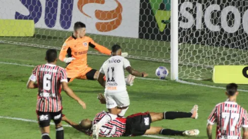 Marinho marcou o gol que abriu o placar na Vila Belmiro (Foto: Fernanda Luz/AGIF)